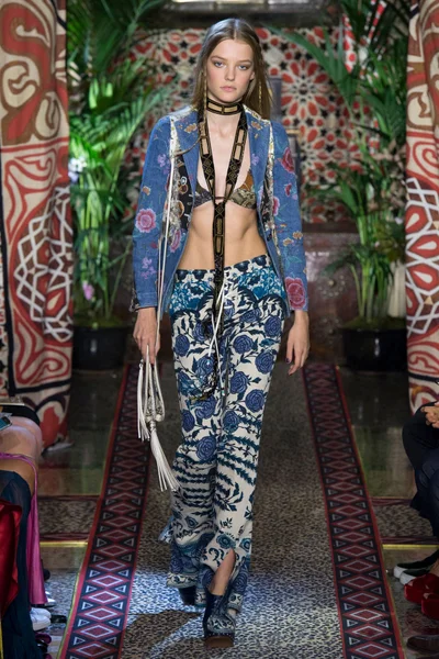 Look 15